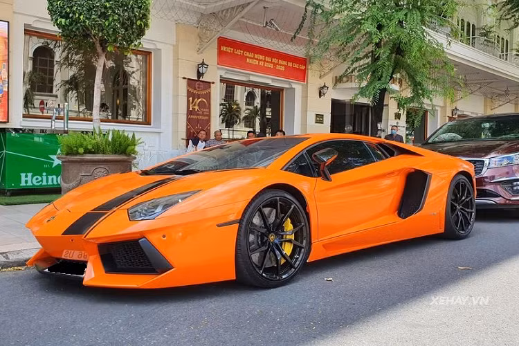 Chỉ có duy nhất một chiếc tại Việt Nam nên rất khó để bắt gặp Mercedes-AMG S65 ngoài đường, chiếc sedan mạnh mẽ đã "mất tích" một thời gian khá lâu. Và trong lần "tái xuất" này, bên cạnh S65 còn có "bạn đồng hành" là chiếc Lamborghini Aventador LP700-4.