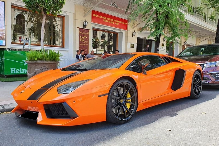 "Trái tim" của Lamborghini Aventador LP700-4 là khối động cơ V12 6.5L, sản sinh công suất 700 mã lực và mô-men xoắn cực đại 690 Nm. Sức mạnh được truyền tới cả bốn bánh thông qua hộp số tự động 7 cấp ISR, giúp siêu xe bứt tốc từ 0 - 100 km/h chỉ trong 2,9 giây trước khi đạt vận tốc tối đa 349 km/h. Được biết, chủ sở hữu hiện tại của chiếc Lamborghini Aventador LP700-4 đã đặt hàng siêu xe Ý chỉ với 300.000 USD (hơn 7 tỷ VNĐ), đây là một mức giá khá hời để có thể "rinh" Aventador về gara, nhất là khi xe còn mới như vừa xuất xưởng.