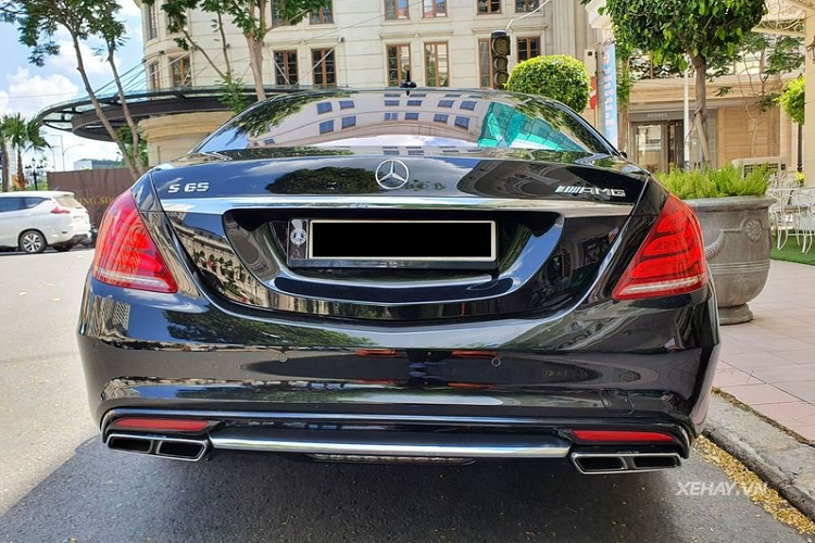 Cụ thể, Mercedes-AMG S65 được trang bị động cơ tăng áp kép bi-turbo V12 6.0L sản sinh công suất 621 mã lực và mô-men xoắn cực đại 1.000 Nm. Sức mạnh được truyền tới bánh sau thông qua hộp thể thao 7 tốc độ AMG SPEEDSHIFT cho phép xe có thể bứt tốc 0 – 100 km/h trong vòng 4,1 giây trước khi đạt tốc độ tối đa 250 km/h.