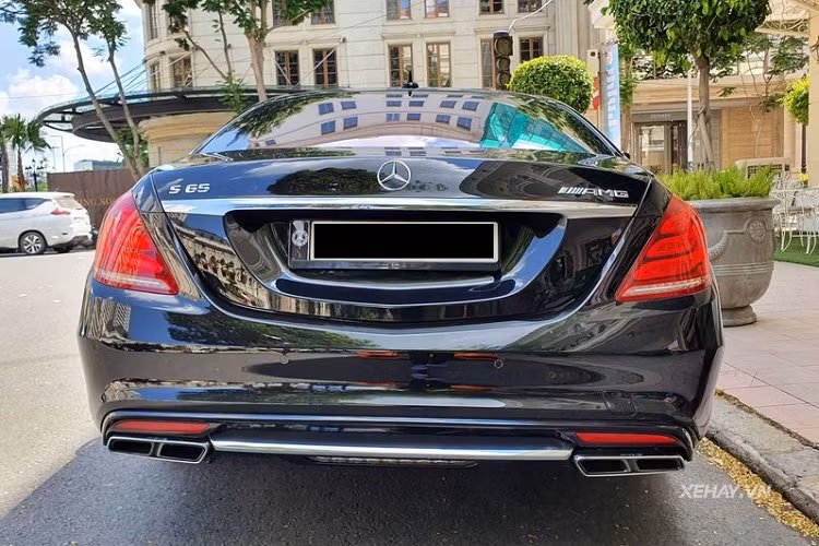 Cụ thể, Mercedes-AMG S65 được trang bị động cơ tăng áp kép bi-turbo V12 6.0L sản sinh công suất 621 mã lực và mô-men xoắn cực đại 1.000 Nm. Sức mạnh được truyền tới bánh sau thông qua hộp thể thao 7 tốc độ AMG SPEEDSHIFT cho phép xe có thể bứt tốc 0 – 100 km/h trong vòng 4,1 giây trước khi đạt tốc độ tối đa 250 km/h.