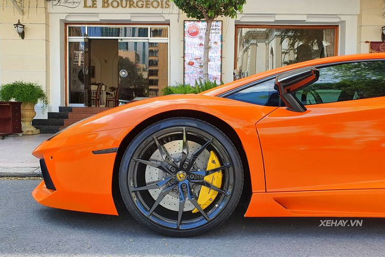 Sự thể thao của chiếc Aventador LP700-4 này tiếp tục được nhấn mạnh với mâm xe đa chấu của phiên bản roadster hoàn thiện trong màu sơn đen, kết hợp cùng cùm phanh màu vàng tương phản. Lamborghini Aventador còn được chủ nhân trang bị hệ thống ống xả Volcano của Fi Exhaust với giá bán không dưới 8.000 USD (~184 triệu VNĐ), lái xe có thể điều chỉnh âm lượng của ống xả tùy theo ý muốn.