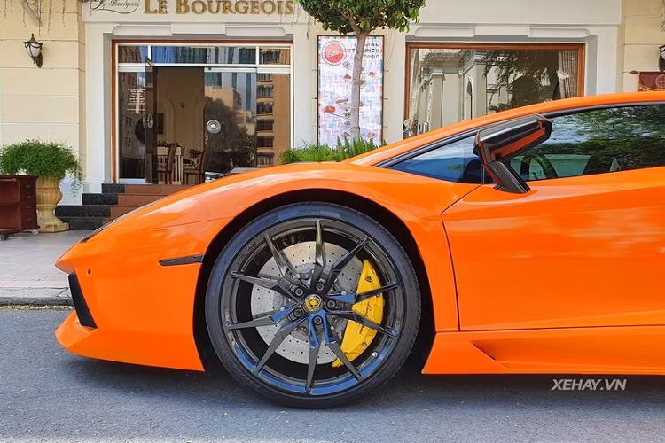 Sự thể thao của chiếc Aventador LP700-4 này tiếp tục được nhấn mạnh với mâm xe đa chấu của phiên bản roadster hoàn thiện trong màu sơn đen, kết hợp cùng cùm phanh màu vàng tương phản. Lamborghini Aventador còn được chủ nhân trang bị hệ thống ống xả Volcano của Fi Exhaust với giá bán không dưới 8.000 USD (~184 triệu VNĐ), lái xe có thể điều chỉnh âm lượng của ống xả tùy theo ý muốn.