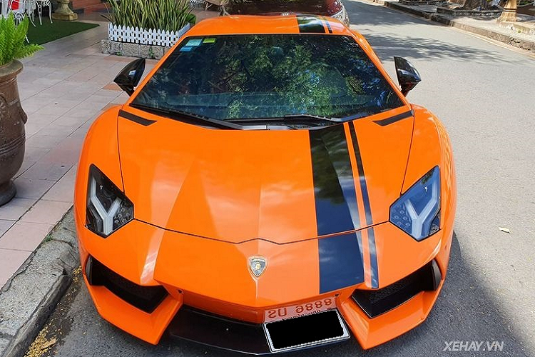 "Siêu bò" này thuộc đời 2013 và mới chỉ được đưa về Việt Nam cách đây vài tháng. Ban đầu xe có màu trắng mờ nhưng đã được dán decal màu cam để làm tăng sức hút cho xe, đi kèm là sọc kẻ màu đen thể thao chạy dọc toàn bộ chiều dài xe nhằm tạo điểm nhấn.