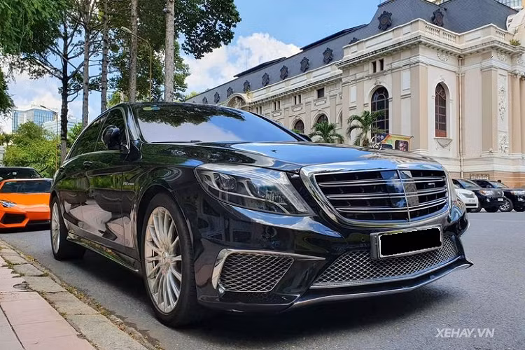 Phần đầu xe Mercedes-AMG S65 hàng hiếm tại Sài Gòn nổi bật với những đường nét cứng cáp, gồm các đường gân chạy dọc từ nắp ca-pô xuống đến cản trước hay lưới tản nhiệt nan đôi mạ crôm khỏe khoắn kèm logo AMG để khẳng định "danh tính" của chiếc xe.