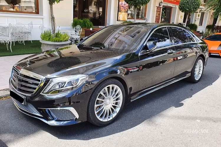 Là mẫu sedan mạnh nhất của thương hiệu ngôi sao ba cánh, Mercedes-AMG S65 chính là lựa chọn tuyệt vời dành cho những quý ông quyền lực muốn tự mình trải nghiệm cảm giác lái đỉnh cao ngoài những giờ phút thư giãn và tận hưởng ở khoang sau. Mercedes-AMG S65 độc nhất Việt Nam thuộc thế hệ W222, xe có thiết kế mạnh mẽ được hoàn thiện với ngoại thất màu đen bóng lịch lãm kết hợp cùng nhiều chi tiết kim loại được mạ crôm sáng loáng.