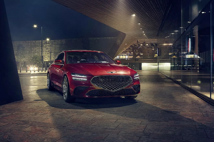 Genesis G70 2021 được trang bị vô số công nghệ an toàn. Có thể kể đến một số như:Hỗ trợ tiền va chạm phía trước (Forward Collision-Avoidance Assist - FCA); cảnh báo điểm mù (Blind-Spot Collision-Avoidance Assist - BCA); Cảnh báo an toàn trước khi mở cửa xe (Safe Exit Warning - SEW); tránh va chạm phía sau (Rear Cross-Traffic Collision-Avoidance Assist - RCCA); Ga tự động kết hợp định vị (Navigation-based Smart Cruise Control - NSCC); Hỗ trợ theo dấu làn đường (Lane Following Assist - LFA); Phanh đa va chạm (Multi Collision Brake - MCB); Cảnh báo quên hành khách sau xe (Rear Occupant Alert - ROA); Đèn dẫn đường (Back-up guide lamp)