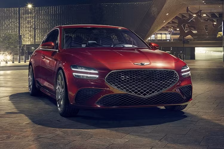  Genesis G70 2021 mới sử dụng ngôn ngữ với lưới tản nhiệt hình kim cương cỡ lớn chiếm toàn bộ đầu xe. Đường dập trên nắp ca pô dày bản và thanh lịch. Cản trước mở rộng và hầm hố hơn. Thay đổi dễ thấy thứ hai chính là cụm đèn pha truyền thống sẽ được thay thế bằng đèn pha LED kép song song ấn tượng, được gọi tên là Quad Lamps. Thiết kế cụm đèn hậu tương tự đèn trước với 2 dải LED song song đến nắp cốp.