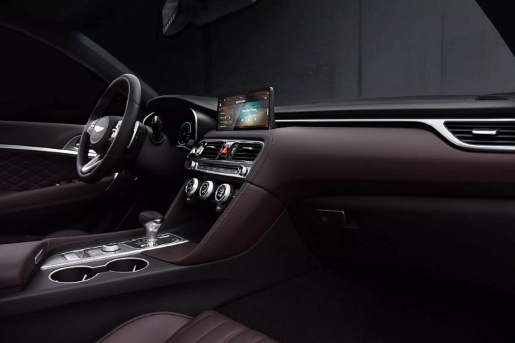 Khu vực nội thất của G70 mới cũng được thừa hưởng nhiều tiện ích và ảnh hưởng thiết kế vừa đàn anh G80. Hệ thống thông tin giải trí màn hình cảm ứng 10,25 inch lớn hơn trước được bố trí ngay trung tâm. Xe sở hữu giao diện người dùng độc quyền của Genesis và khả năng cập nhật chức năng định vị vô tuyến (over-the-air). Màn hình trung tâm cũng được làm lớn hơn và rõ nét, dễ nhìn hơn. Xe còn đi kèm hệ sạc không dây nhanh hơn.