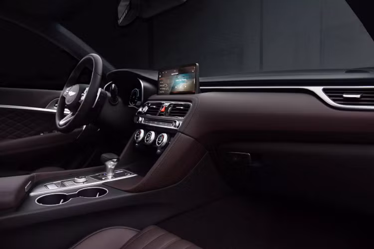Khu vực nội thất của G70 mới cũng được thừa hưởng nhiều tiện ích và ảnh hưởng thiết kế vừa đàn anh G80. Hệ thống thông tin giải trí màn hình cảm ứng 10,25 inch lớn hơn trước được bố trí ngay trung tâm. Xe sở hữu giao diện người dùng độc quyền của Genesis và khả năng cập nhật chức năng định vị vô tuyến (over-the-air). Màn hình trung tâm cũng được làm lớn hơn và rõ nét, dễ nhìn hơn. Xe còn đi kèm hệ sạc không dây nhanh hơn.