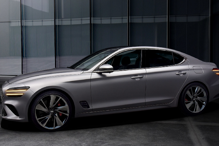 Genesis G70 sử dụng 3 động cơ gồm: động cơ xăng 2.0L 4 xy lanh thẳng hàng, động cơ xăng V6 3.3L, động cơ dầu tăng áp 2.2L. Tất cả các phiên bản G70 facelift đều sẽ có chế độ lái “Sports+”, giúp đem đến cảm giác lái phấn khích hơn. Bản V6 3.3L với gói trang bị thể thao Sports package sẽ có thêm hệ thống van xả Variable Exhaust Valve System, hệ thống hỗ trợ drift Dynamic AWD System.