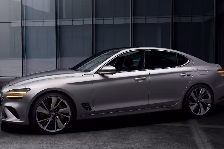 Genesis G70 sử dụng 3 động cơ gồm: động cơ xăng 2.0L 4 xy lanh thẳng hàng, động cơ xăng V6 3.3L, động cơ dầu tăng áp 2.2L. Tất cả các phiên bản G70 facelift đều sẽ có chế độ lái “Sports+”, giúp đem đến cảm giác lái phấn khích hơn. Bản V6 3.3L với gói trang bị thể thao Sports package sẽ có thêm hệ thống van xả Variable Exhaust Valve System, hệ thống hỗ trợ drift Dynamic AWD System.