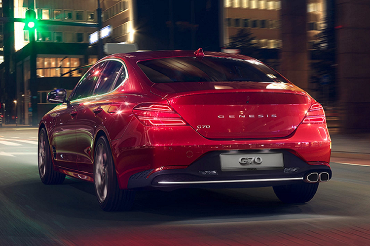 Thân xe Genesis G70 thế hệ mới được nhấn mạnh bằng đường dập thân vai và góc kính hất lên. Hoàn thiện thiết kế là bộ mâm họa tiết mới với kẹp phanh đỏ ẩn hiện. Viền ốp ống xả cũng có màu đỏ. Nắp khoang hành lý được hoàn thiện như là đã gắn sẵn cánh lướt gió. Dưới cản là hệ thống 2 ống xả hình oval đi cùng bộ khuếch tán không khí. Được biết, khách hàng của dòng xe này có đến 14 màu sắc ngoại thất để lựa chọn. Trong đó có 2 tùy chọn màu metallic (ánh kim loại) và 3 tùy chọn màu matte (màu nhám mờ).