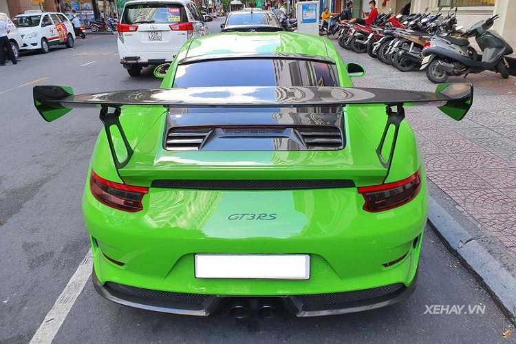 Bên cạnh đó, Porsche 911 GT3 RS Lizard Green còn được trang bị bộ bánh xe 5 chấu kép hợp kim nguyên khối sơn đen, có kích thước 20 inch ở phía trước và 21 inch ở phía sau, kết hợp kẹp phanh màu vàng tương phản.