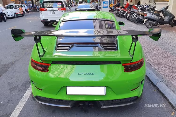Bên cạnh đó, Porsche 911 GT3 RS Lizard Green còn được trang bị bộ bánh xe 5 chấu kép hợp kim nguyên khối sơn đen, có kích thước 20 inch ở phía trước và 21 inch ở phía sau, kết hợp kẹp phanh màu vàng tương phản.