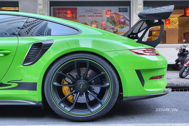 Porsche 911 GT3 RS 2019 cũng có một vài thay đổi so với bản cũ, đó là những đường nét thiết kế thể thao hơn với phần nắp ca-pô trang bị 2 khe hút gió đặt dọc kết hợp cùng các đường gân dập nổi sơn tạo cảm giác khoẻ khoắn hơn.