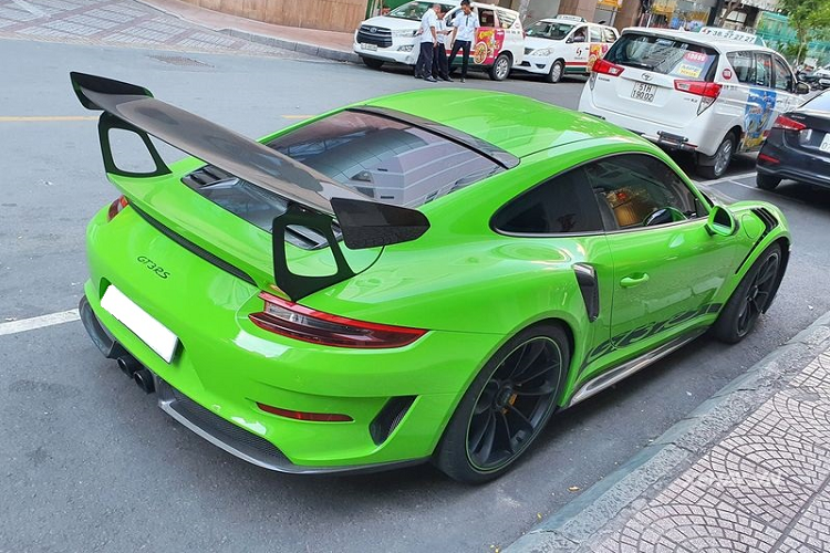 Gói độ của TechArt dành cho 911 GT3 RS bao gồm nhiều bộ phận làm từ sợi carbon như nắp ca-pô, viền hốc gió trước, ốp sườn, viền hốc hút gió bên hông, cánh gió sau và nắp động cơ.
