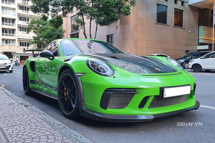 Chiếc siêu xe Porsche 911 GT3 RS màu cốm Lizard Green này được nhập khẩu chính hãng hồi cuối tháng 2 năm ngoái, khi đó, siêu xe thể thao Đức đã gây ấn tượng mạnh đối với giới mê xe Việt Nam vì nước sơn đắt đỏ và độc nhất.