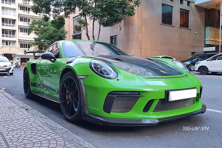 Chiếc siêu xe Porsche 911 GT3 RS màu cốm Lizard Green này được nhập khẩu chính hãng hồi cuối tháng 2 năm ngoái, khi đó, siêu xe thể thao Đức đã gây ấn tượng mạnh đối với giới mê xe Việt Nam vì nước sơn đắt đỏ và độc nhất.