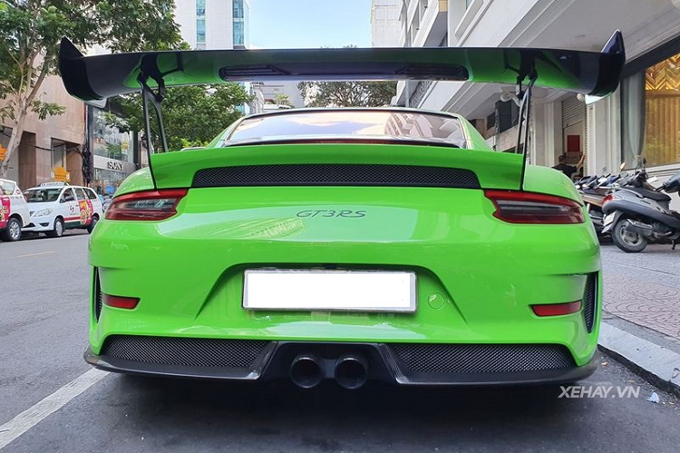 Sức mạnh của Porsche 911 GT3 RS mới đến từ khối động cơ hút khí tự nhiên 4.0L sản sinh 520 mã lực và 470Nm mô-men xoắn cực đại, kết hợp với hộp số ly hợp kép 7 cấp, siêu xe thể thao chỉ cần 3,2 giây để tăng tốc từ 0 - 100 km/h, trước khi cán tốc độ tối đa 312 km/h.
