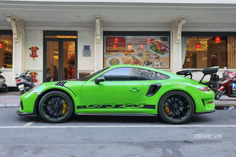 Giá xe Porsche 911 GT3 RS 2019 chính hãng được niêm yết 13,95 tỷ đồng, tuy nhiên, siêu xe trong bài viết chắc chắn có giá cao hơn nhiều, không chỉ bởi màu sơn tùy chọn, mà còn do xe đã được nâng cấp với gói độ TechArt Carbon Sport Package sau khi về tay chủ nhân. Chi tiết giá của gói độ đến nay vẫn chưa được công bố.