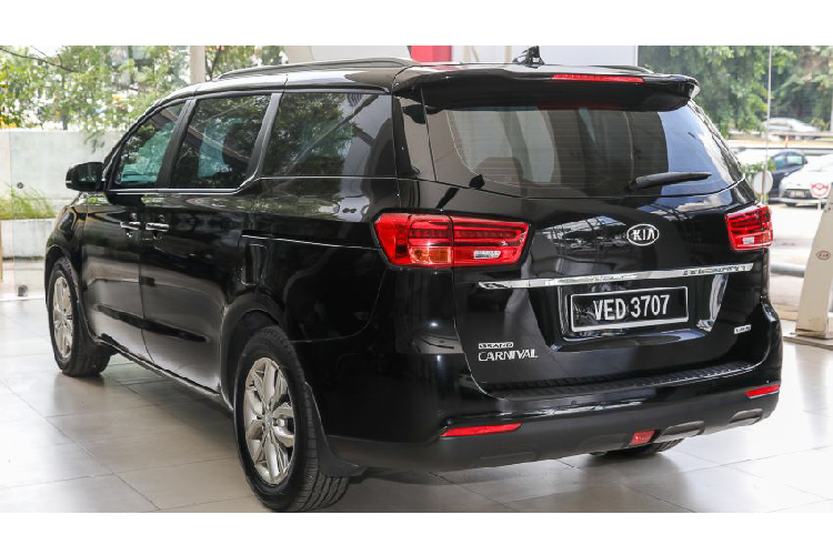 Phiên bản Kia Sedona/ Grand Carnival 11 chỗ ngồi này có kích thước lần lượt D x R x C là 5.115 x 3.060 x 1.755 mm, trục cơ sở dài 3.060 mm. Xe sở hữu 4 hàng ghế bọc nỉ có cách gập theo kiểu 40:20:40. Trong đó, hàng ghế thứ 4 thiết kế kiểu pop-up, có khả năng gập sâu và giấu ở dưới sàn hành lý.