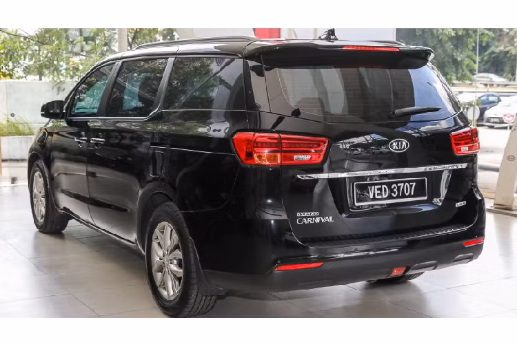 Phiên bản Kia Sedona/ Grand Carnival 11 chỗ ngồi này có kích thước lần lượt D x R x C là 5.115 x 3.060 x 1.755 mm, trục cơ sở dài 3.060 mm. Xe sở hữu 4 hàng ghế bọc nỉ có cách gập theo kiểu 40:20:40. Trong đó, hàng ghế thứ 4 thiết kế kiểu pop-up, có khả năng gập sâu và giấu ở dưới sàn hành lý.