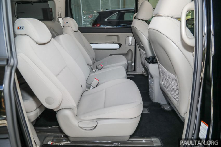 Các trang bị an toàn trên xe cũng đa dạng gồm: Hệ thống cân bằng điện tử ESC, Hệ thống kiểm soát lực kéo TCS, Khởi hành ngang dốc HAC, Phanh ABS, cảnh báo điểm mù, camera lùi (tiêu chuẩn), nhưng không có cam 360. Giá xe Kia Sedona 2020 bản 11 chỗ tại thị trường Malaysia từ 179.888 RM (khoảng 967 triệu đồng).