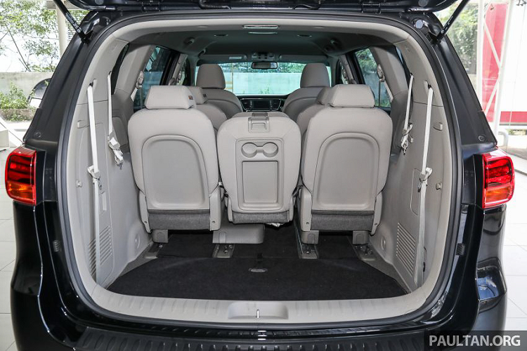 Nhưng dù xuất xứ từ thị trường nào, Kia Sedona 11 chỗ ngồi vẫn là một thắc mắc với nhiều người. Hãng xe Hàn làm thế nào để nhét thêm hàng ghế thứ 4 vào xe? Khoảng để chân giữa các hàng ghế ra sao? Xe chứa được bao nhiêu hành lý?