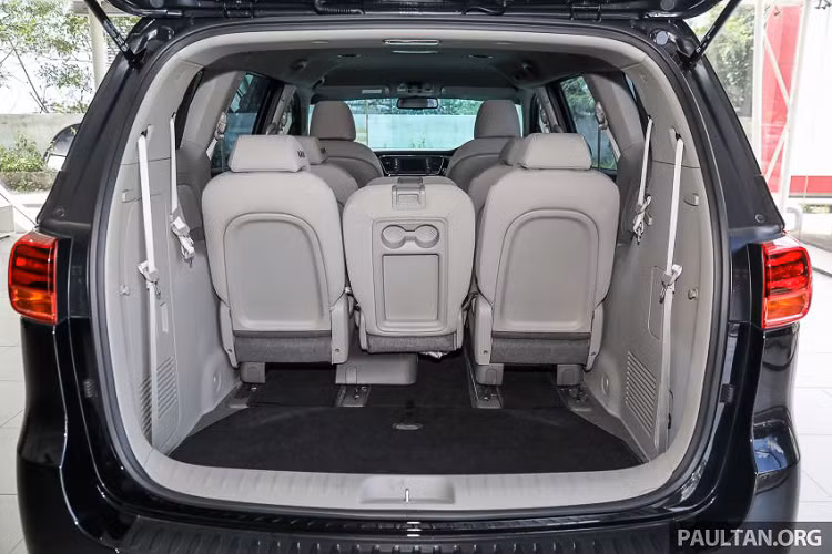Nhưng dù xuất xứ từ thị trường nào, Kia Sedona 11 chỗ ngồi vẫn là một thắc mắc với nhiều người. Hãng xe Hàn làm thế nào để nhét thêm hàng ghế thứ 4 vào xe? Khoảng để chân giữa các hàng ghế ra sao? Xe chứa được bao nhiêu hành lý?