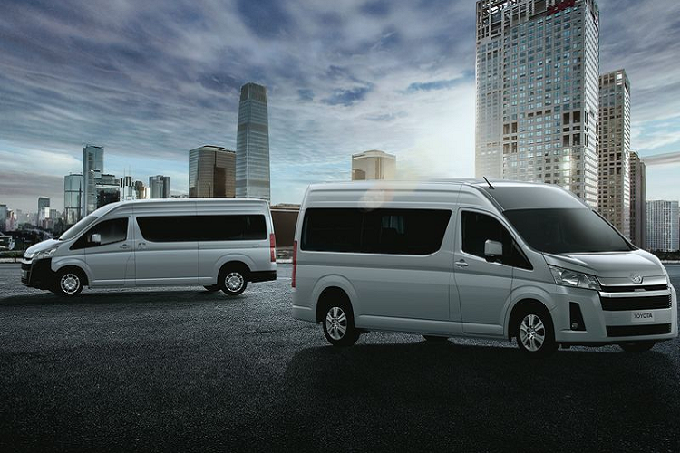 Theo một số nguồn tin rò rỉ, Toyota Việt Nam đang chuẩn bị cho kế hoạch ra mắt hai mẫu xe bao gồm Hiace và Granvia 2020 tại thị trường trong nước. Bản báo giá sơ bộ của cả hai mẫu xe hiện đã được gửi tới phía đại lý và dự kiến sẽ bắt đầu cho khách đặt cọc xe từ tháng 4 này. Mức giá cụ thể cho mẫu Toyota Hiace 2020 mới được ấn định ở mức 1,176 tỷ đồng, tức cao hơn so với phiên bản trước tới 177 triệu đồng.