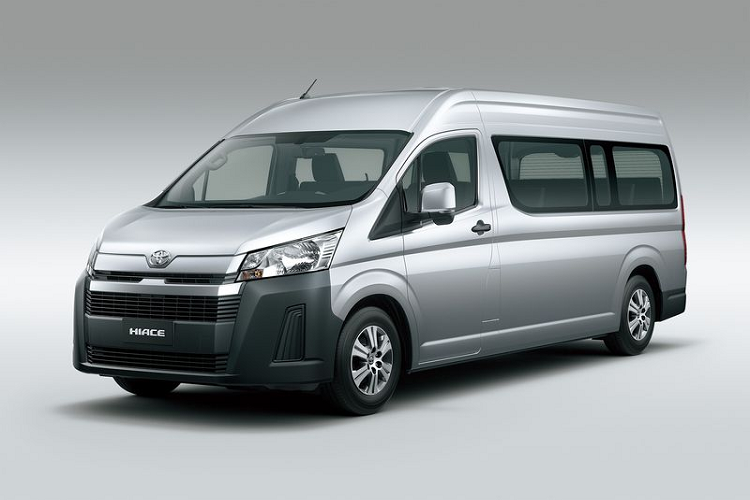 Xe minivan Toyota Hiace 2020 chuẩn bị ra mắt tại Việt Nam, thuộc thế hệ thứ 6. Trước Việt Nam, một số thị trường trong khu vực Đông Nam Á đã chào đón mẫu xe này như Thái Lan, Philippines và đây cũng chính là một trong hai thị trường mà Hiace mới sẽ được nhập khẩu về nước ta. Do đó, các trang bị và thiết kế của Hiace bán ra tại Việt Nam sẽ gần như tương tự so với các nước trong khu vực.