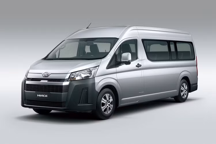 Xe minivan Toyota Hiace 2020 chuẩn bị ra mắt tại Việt Nam, thuộc thế hệ thứ 6. Trước Việt Nam, một số thị trường trong khu vực Đông Nam Á đã chào đón mẫu xe này như Thái Lan, Philippines và đây cũng chính là một trong hai thị trường mà Hiace mới sẽ được nhập khẩu về nước ta. Do đó, các trang bị và thiết kế của Hiace bán ra tại Việt Nam sẽ gần như tương tự so với các nước trong khu vực.