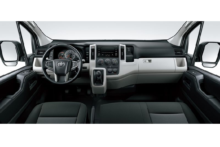 Ở phần ngoại thất, Toyota Hiace 2020 sở hữu phong cách thiết kế khá đơn giản và mang đậm giá trị thực dụng của một dòng xe thương mại du lịch. Mẫu minivan tới từ Nhật Bản vẫn dễ dàng gây sự chú ý của người nhìn đặc biệt ở phần đầu xe với bộ mặt ca-lăng to bản, thiết kế vuông vức nam tính cùng trần xe cao, rộng.