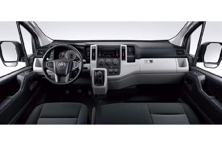 Ở phần ngoại thất, Toyota Hiace 2020 sở hữu phong cách thiết kế khá đơn giản và mang đậm giá trị thực dụng của một dòng xe thương mại du lịch. Mẫu minivan tới từ Nhật Bản vẫn dễ dàng gây sự chú ý của người nhìn đặc biệt ở phần đầu xe với bộ mặt ca-lăng to bản, thiết kế vuông vức nam tính cùng trần xe cao, rộng.