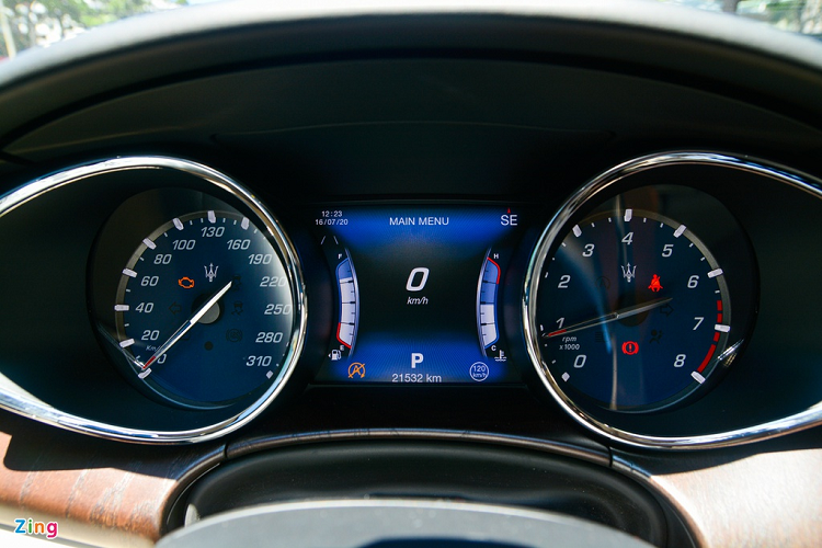 Bảng đồng hồ tốc độ của Quattroporte giống hoàn toàn Ghibli với 3 cụm chính gồm 2 đồng hồ cơ đặt đối xứng và một màn hình LCD ở giữa hiển thị đa thông tin. 