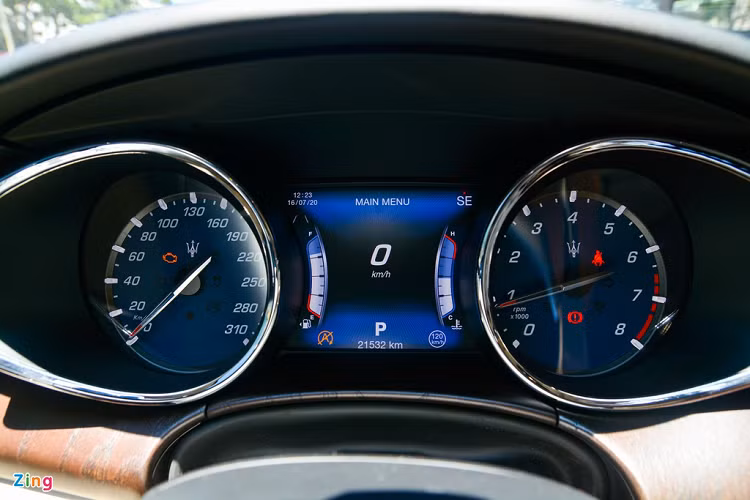 Bảng đồng hồ tốc độ của Quattroporte giống hoàn toàn Ghibli với 3 cụm chính gồm 2 đồng hồ cơ đặt đối xứng và một màn hình LCD ở giữa hiển thị đa thông tin. 