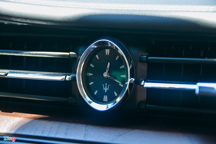 Ở giữa bảng táp-lô được trang trí bằng một đồng hồ cơ giúp tăng thêm sự sang trọng cho xe. 
