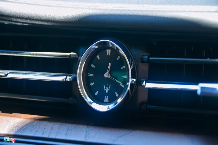 Ở giữa bảng táp-lô được trang trí bằng một đồng hồ cơ giúp tăng thêm sự sang trọng cho xe. 