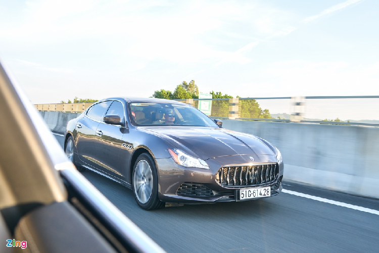 Mẫu xe sang Maserati Quattroporte là một trong 2 mẫu sedan 5 chỗ ngồi đang được phân phối chính hãng tại Việt Nam. Nếu như mẫu sedan Ghibli tập trung vào cảm giác lái thể thao, năng động thì Quattroporte lại hướng đến sự thoải mái, êm ái cho người ngồi hàng ghế sau. 