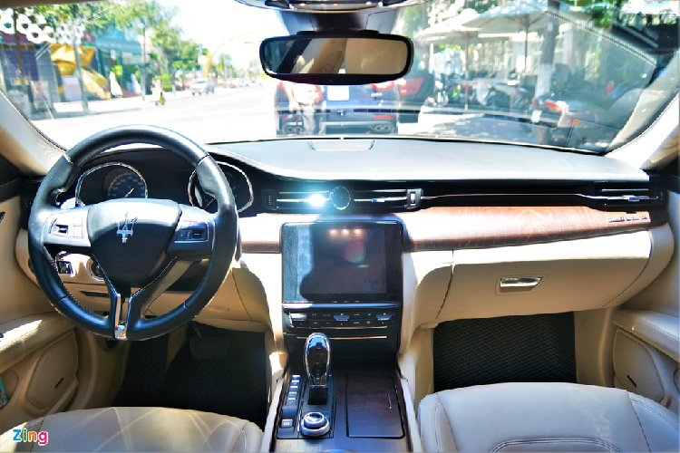 Khoang nội thất của Quattroporte khá cổ điển và sang trọng với sự kết hợp giữa vật liệu gỗ và da. Vị trí trung tâm nổi bật với màn hình giải trí cảm ứng kích thước 8 inch, hỗ trợ kết nối Apple CarPlay và Android Auto. 