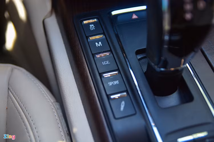 Mẫu xe Quattroporte tại Việt Nam trong bài viết được trang bị động cơ tăng áp kép V6, dung tích 3.0L, sản sinh công suất 410 mã lực tại 5.000 vòng/phút và mô-men xoắn cực đại 500 Nm tại 4.500 vòng/phút, tốc độ tối đa 270 km/h. Xe có 5 chế độ lái bao gồm tiết kiệm nhiên liệu (I.C.E), tự động (Auto Normal), bán tự động (Manual Normal), thể thao (Auto Sport) và thể thao sang số tay (Manual Sport). 