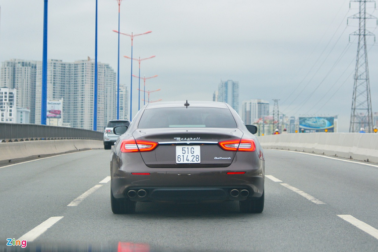 Nhìn từ phía sau, Quattroporte mang ngôn ngữ thiết kế giống với Ghibli với đèn chiếu hậu dài được nối với nhau nhờ thanh chrome sáng bóng. Phía dưới là cụm ống xả kép 4 lỗ thoát, âm thanh phát ra từ hệ thống ống xả này có thể được điều chỉnh thông qua việc lựa chọn chế độ lái. 