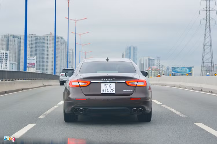 Nhìn từ phía sau, Quattroporte mang ngôn ngữ thiết kế giống với Ghibli với đèn chiếu hậu dài được nối với nhau nhờ thanh chrome sáng bóng. Phía dưới là cụm ống xả kép 4 lỗ thoát, âm thanh phát ra từ hệ thống ống xả này có thể được điều chỉnh thông qua việc lựa chọn chế độ lái. 