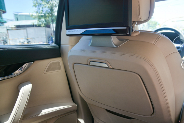 Là một mẫu xe lấy hàng ghế sau làm trung tâm nên khu vực này khá rộng rãi với nhiều tiện ích như màn hình cảm ứng, bàn làm việc tích hợp ở lưng ghế trước... Cửa kính 2 bên và phía sau được trang bị rèm che nắng chỉnh điện có thể được điều chỉnh thông qua nút nhấn hoặc màn hình cảm ứng. 