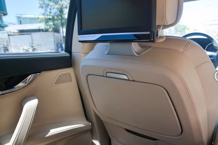 Là một mẫu xe lấy hàng ghế sau làm trung tâm nên khu vực này khá rộng rãi với nhiều tiện ích như màn hình cảm ứng, bàn làm việc tích hợp ở lưng ghế trước... Cửa kính 2 bên và phía sau được trang bị rèm che nắng chỉnh điện có thể được điều chỉnh thông qua nút nhấn hoặc màn hình cảm ứng. 