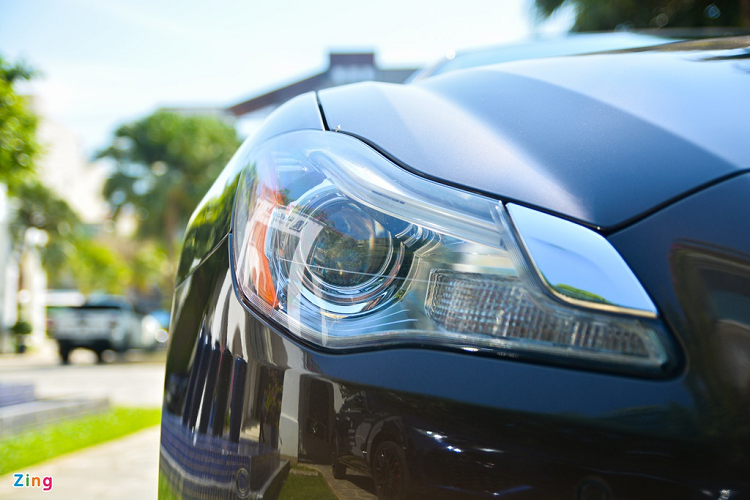 Hệ thống đèn chiếu sáng chính trên Quattroporte sử dụng công nghệ LED-projector cho đường cắt cốt/pha rõ nét, đèn báo rẽ và đèn chiếu sáng ban ngày DRL dùng bóng LED. Ở những thế hệ sau, Maserati đã thiết kế lại kiểu dáng của cụm đèn chính giúp chiếc xe trông ngầu và dữ tợn hơn. 