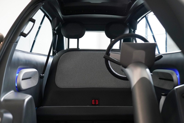 Những sự thay đổi không chỉ dừng ở đó, vô lăng xe giờ đây không còn gắn trên cửa nữa mà là trên một trụ lái độc lập và công ty nói rằng nó có thể “gập về phía trước” để mở rộng lối ra vào. Ở các vị trí khác, ta còn thấy sự hiện diện của một bảng đồng hồ kỹ thuật số mới, đèn bao quanh LED và một ghế băng dài tái thiết kế hứa hẹn dễ chịu và công thái học hơn. Xe mới cũng tỏ ra rộng rãi hơn và có một thanh nhôm trên mặt táp lô để gợi nhớ nguồn gốc xe “kick scooter” của Micro.