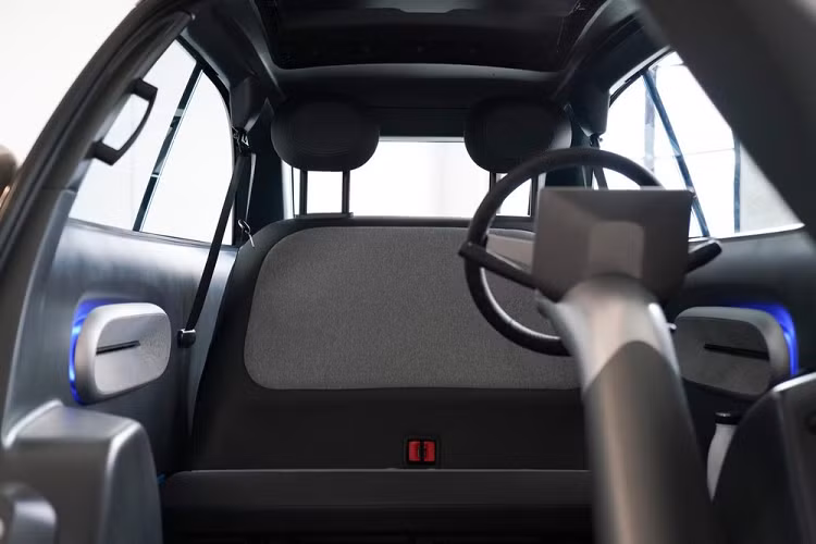 Những sự thay đổi không chỉ dừng ở đó, vô lăng xe giờ đây không còn gắn trên cửa nữa mà là trên một trụ lái độc lập và công ty nói rằng nó có thể “gập về phía trước” để mở rộng lối ra vào. Ở các vị trí khác, ta còn thấy sự hiện diện của một bảng đồng hồ kỹ thuật số mới, đèn bao quanh LED và một ghế băng dài tái thiết kế hứa hẹn dễ chịu và công thái học hơn. Xe mới cũng tỏ ra rộng rãi hơn và có một thanh nhôm trên mặt táp lô để gợi nhớ nguồn gốc xe “kick scooter” của Micro.