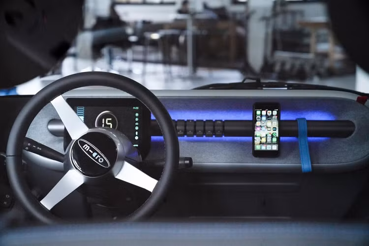 Phần đuôi xe đã được tái thiết kế hoàn toàn bởi Microlino mới có khoảng cách bánh xe phía rộng hơn 50% để cải thiện tính an toàn và thoải mái. Để phù hợp với sự thay đổi mới, các nhà thiết kế đã tạo nên một tấm cản va mới tích hợp dải đèn LED mà bao gồm cả đèn phanh và đèn xi-nhan.