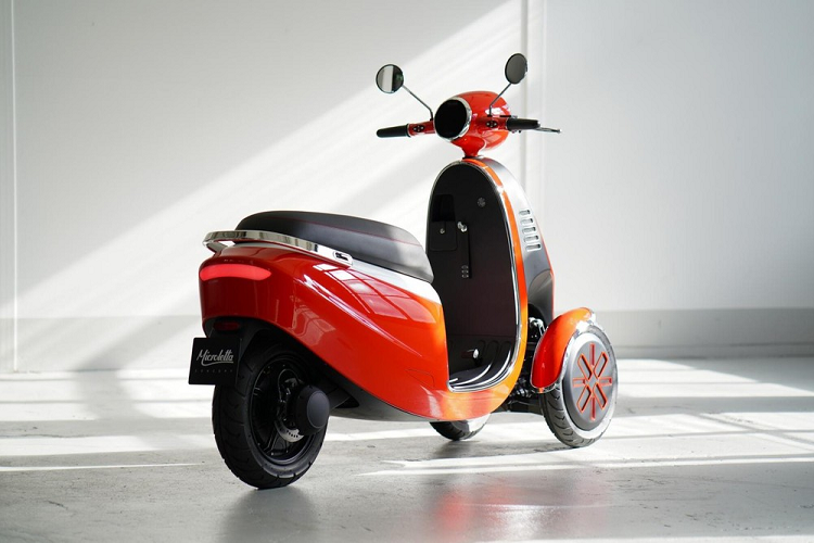 Được thiết kế để lấp khoảng cách giữa xe tay ga điện và Microlino, Microletta có hai cụm pin với dung lượng 4,2 kWh. Mỗi cụm pin cho phép chiếc xe di chuyển hơn 100 km trên một lần sạc đầy. Các cụm pin có thể dễ dàng tháo ra và thay đổi khi cần.